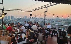 Nhà trọ Backpackers Hà Nội có Quầy Bar Tầng Thượng